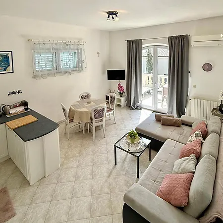 Апартаменти Marola House