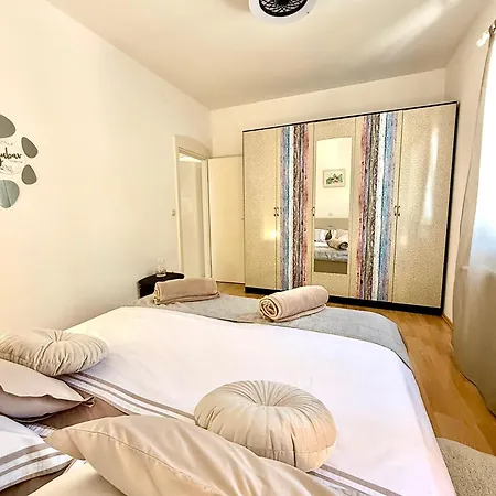 Marola House بول